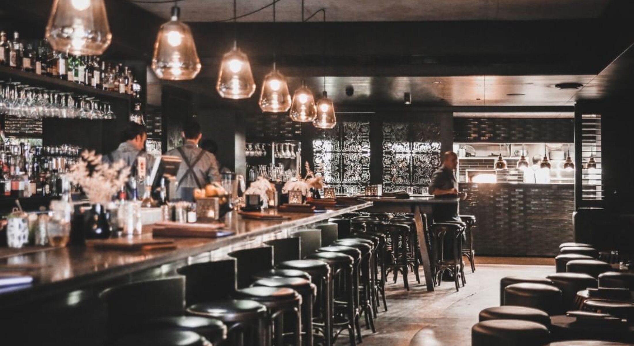 Noosa’s Night Out – Where to go for the best cocktails, brews and late-night atmosphere.